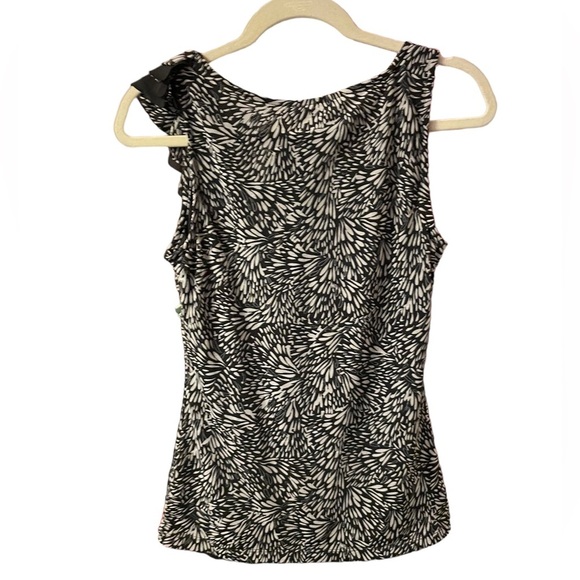 ELLE FLORAL RUFFLE CAREER TOP - Picture 2 of 4